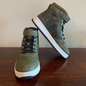 SOLD -NWOT - Old Navy Boys Camo High Top Sneaker